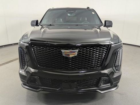 Used 2025 Cadillac Escalade ESV V AWD/4WD image 3