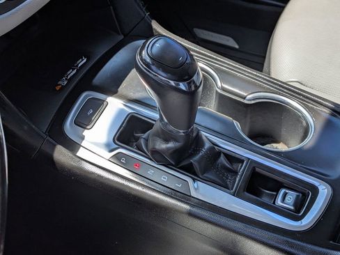 Used 2018 Chevrolet Equinox Premier FWD image 19