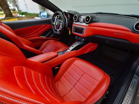 Used 2015 Ferrari California T RWD image 40