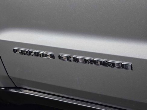 Used 2018 Jeep Grand Cherokee Laredo image 11