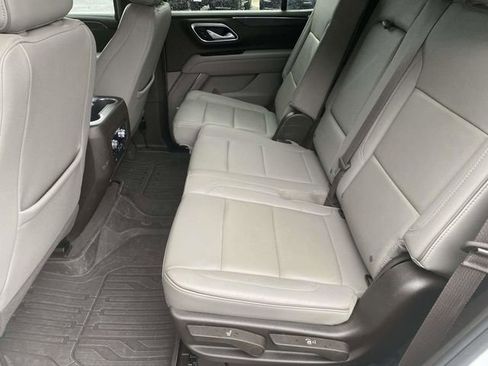 Used 2023 GMC Yukon SLT w/ SLT Luxury Package image 17