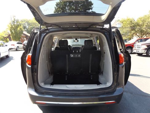 Used 2017 Chrysler Pacifica Touring-L FWD image 25