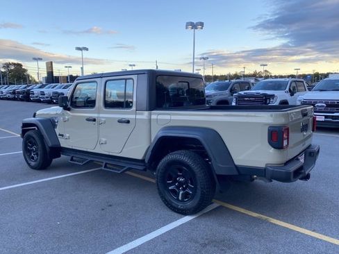 Used 2020 Jeep Gladiator Sport image 3