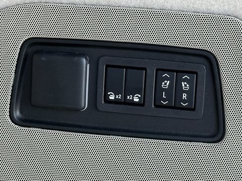 Used 2024 Cadillac Escalade ESV Premium Luxury image 30