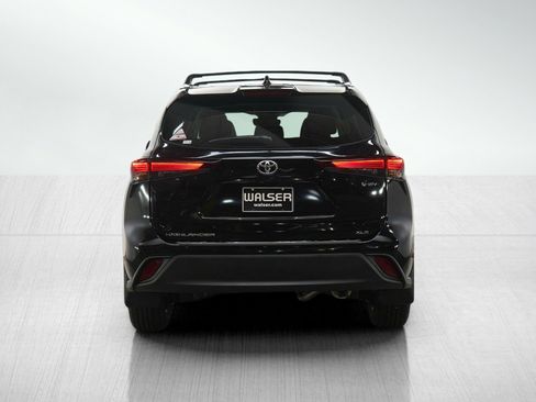 Used 2025 Toyota Highlander XLE image 4