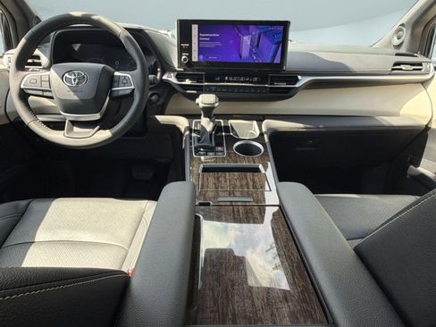 Used 2025 Toyota Sienna Platinum AWD/4WD image 17
