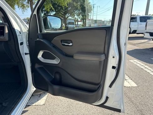 Used 2022 Nissan Frontier SV w/ Technology Package RWD image 13