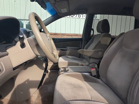 Used 2010 Toyota Sienna CE FWD image 10
