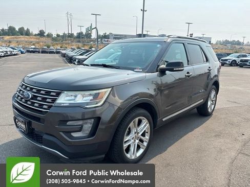 Used 2017 Ford Explorer XLT w/ Equipment Group 202A AWD/4WD image 3