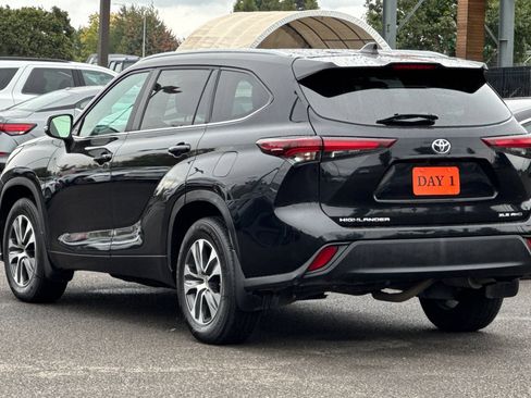 Used 2024 Toyota Highlander XLE AWD/4WD image 8