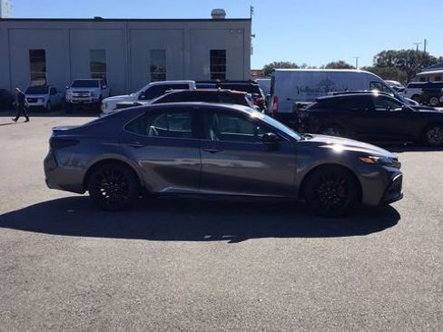 Used 2022 Toyota Camry SE image 4