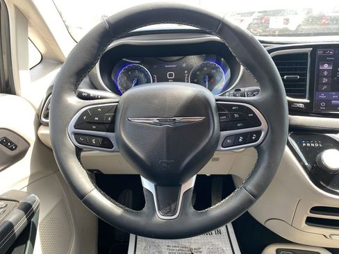 Used 2023 Chrysler Pacifica Touring-L FWD image 23