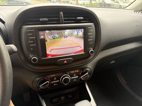 Used 2025 Kia Soul LX w/ LX Technology Package FWD image 21