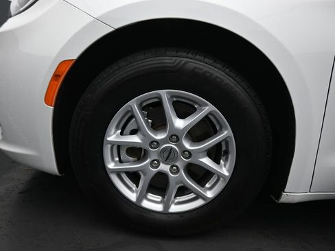 Used 2023 Chrysler Pacifica Touring-L image 65