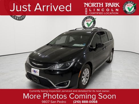 Used 2017 Chrysler Pacifica Touring-L FWD image 1