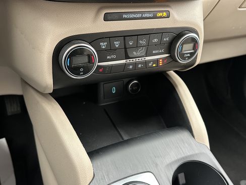 Used 2020 Ford Escape Titanium image 22