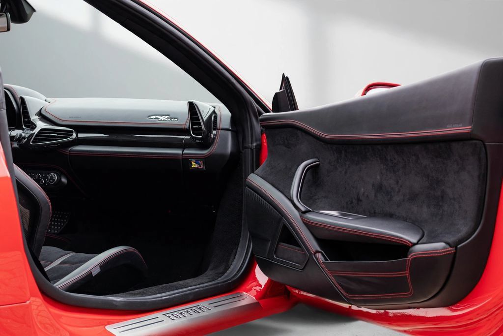 Used 2015 Ferrari 458 Italia Coupe RWD image 47
