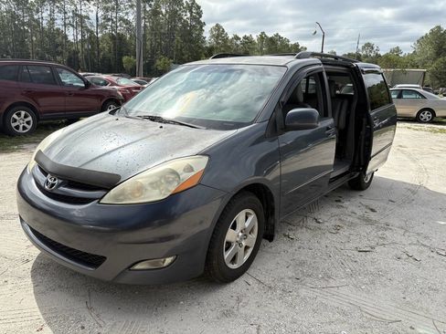 Used 2009 Toyota Sienna XLE Limited image 2