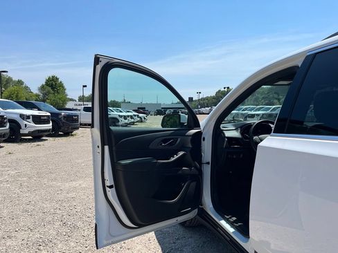 Used 2023 Chevrolet Traverse LT FWD image 18