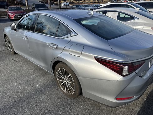 Used 2024 Lexus ES 350 w/ Premium Package image 4