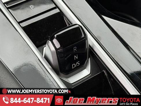 Used 2025 Volkswagen Atlas SE image 19