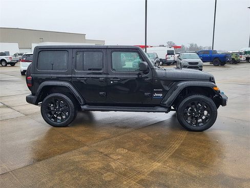 Used 2023 Jeep Wrangler Sahara image 7