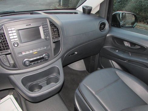 Used 2018 Mercedes-Benz Metris Passenger image 7