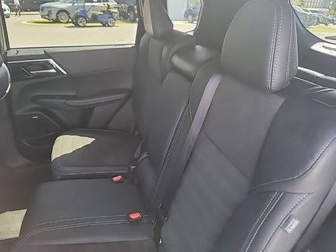 Used 2025 Mitsubishi Outlander AWD image 12