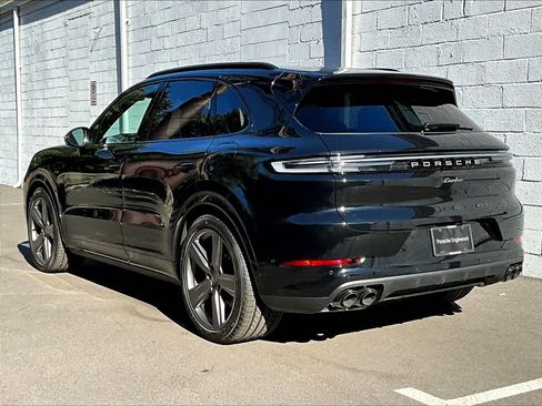 Used 2025 Porsche Cayenne Turbo AWD/4WD image 3