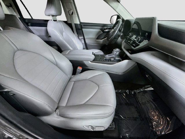 Used 2023 Toyota Highlander XLE FWD image 29