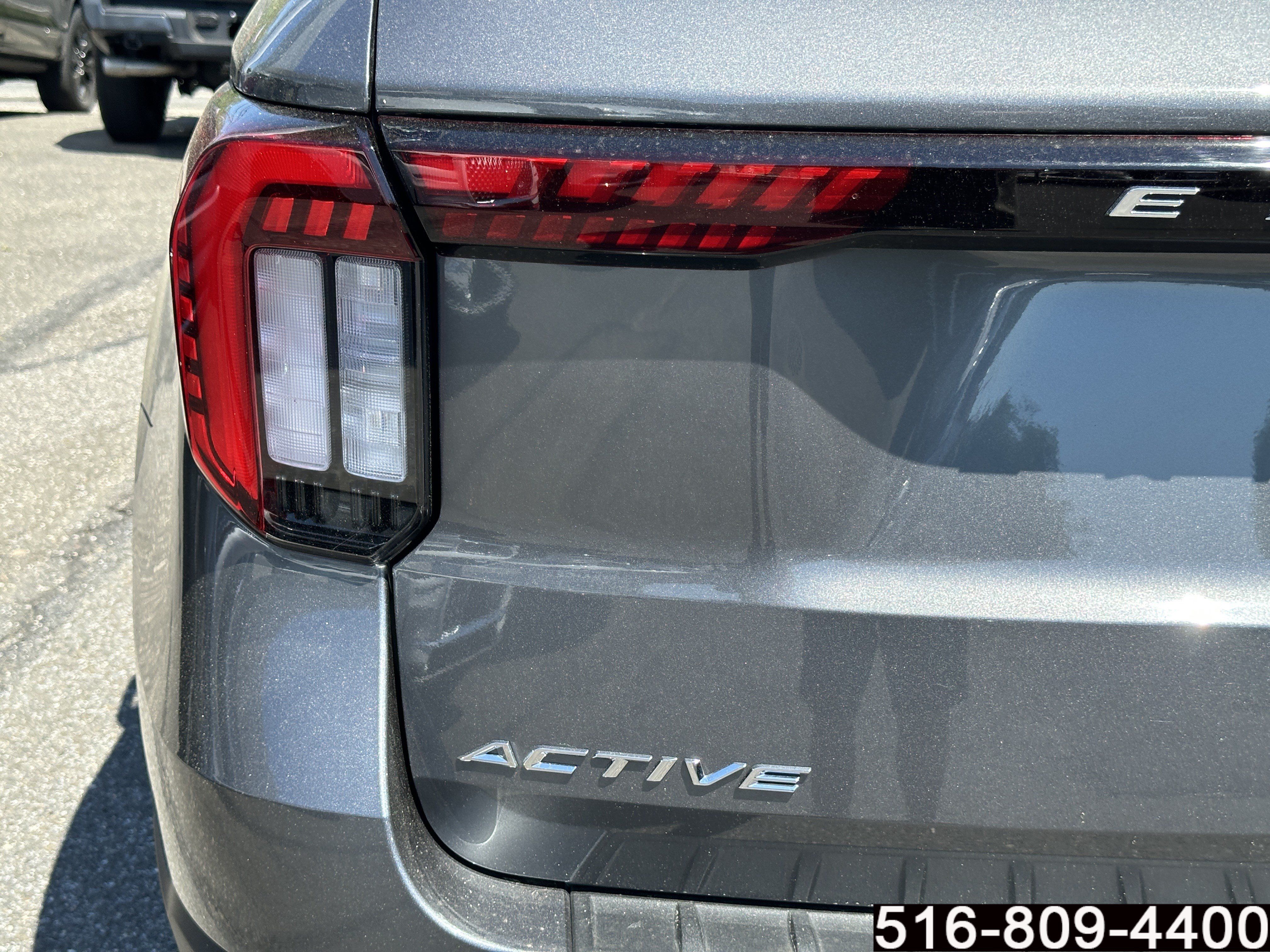 Used 2025 Ford Explorer Active AWD/4WD image 36