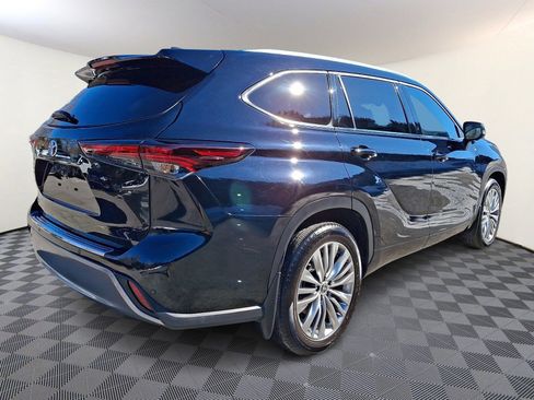 Used 2024 Toyota Highlander Platinum image 6