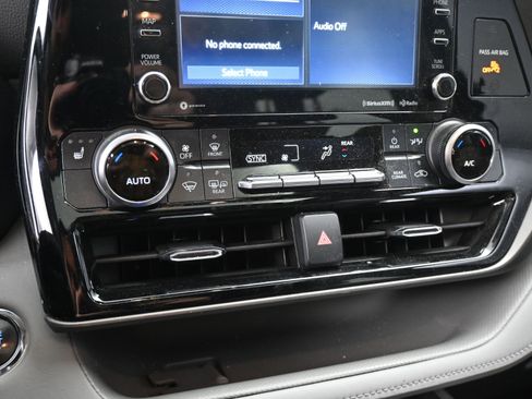 Used 2022 Toyota Highlander XLE image 14