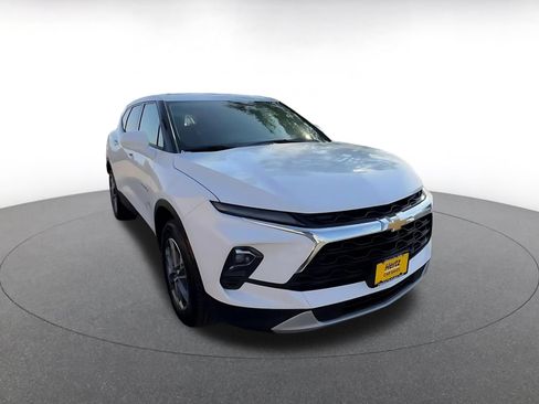 Used 2025 Chevrolet Blazer LT FWD image 3