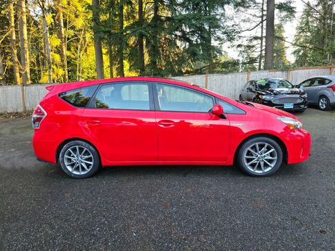 Used 2016 Toyota Prius V Five image 6