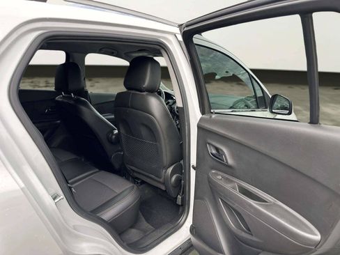 Used 2017 Chevrolet Trax LT w/ LT Convenience Package AWD/4WD image 18