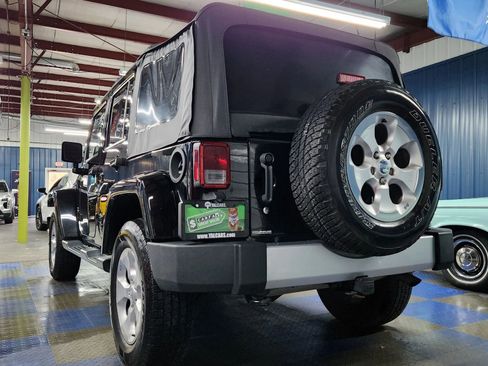 Used 2015 Jeep Wrangler Unlimited Sahara w/ Dual Top Group image 60