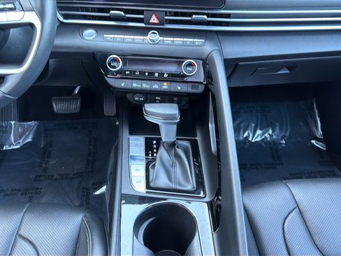 Used 2025 Hyundai Elantra Limited FWD image 15