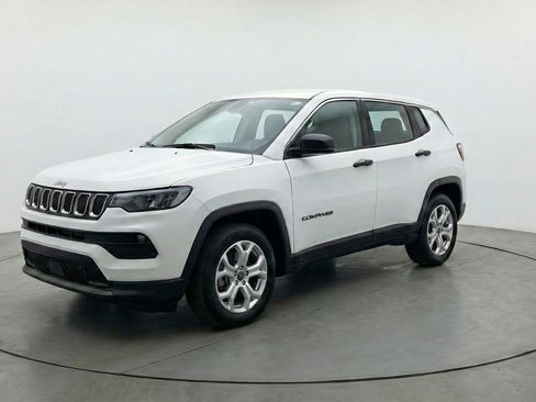 Used 2025 Jeep Compass Latitude AWD/4WD image 3