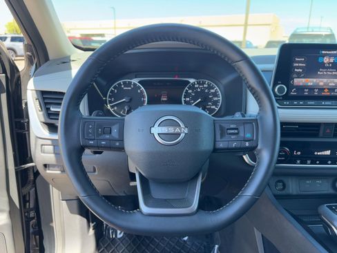 Used 2025 Nissan Rogue SV image 18