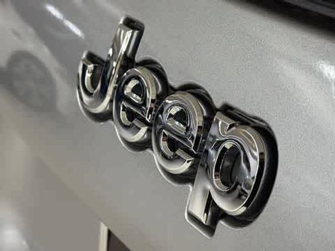 Used 2021 Jeep Cherokee Latitude Lux FWD image 8