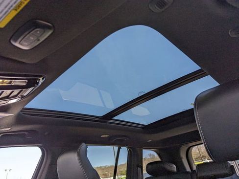 Used 2022 Jeep Grand Cherokee Overland w/ Luxury Tech Group IV image 19