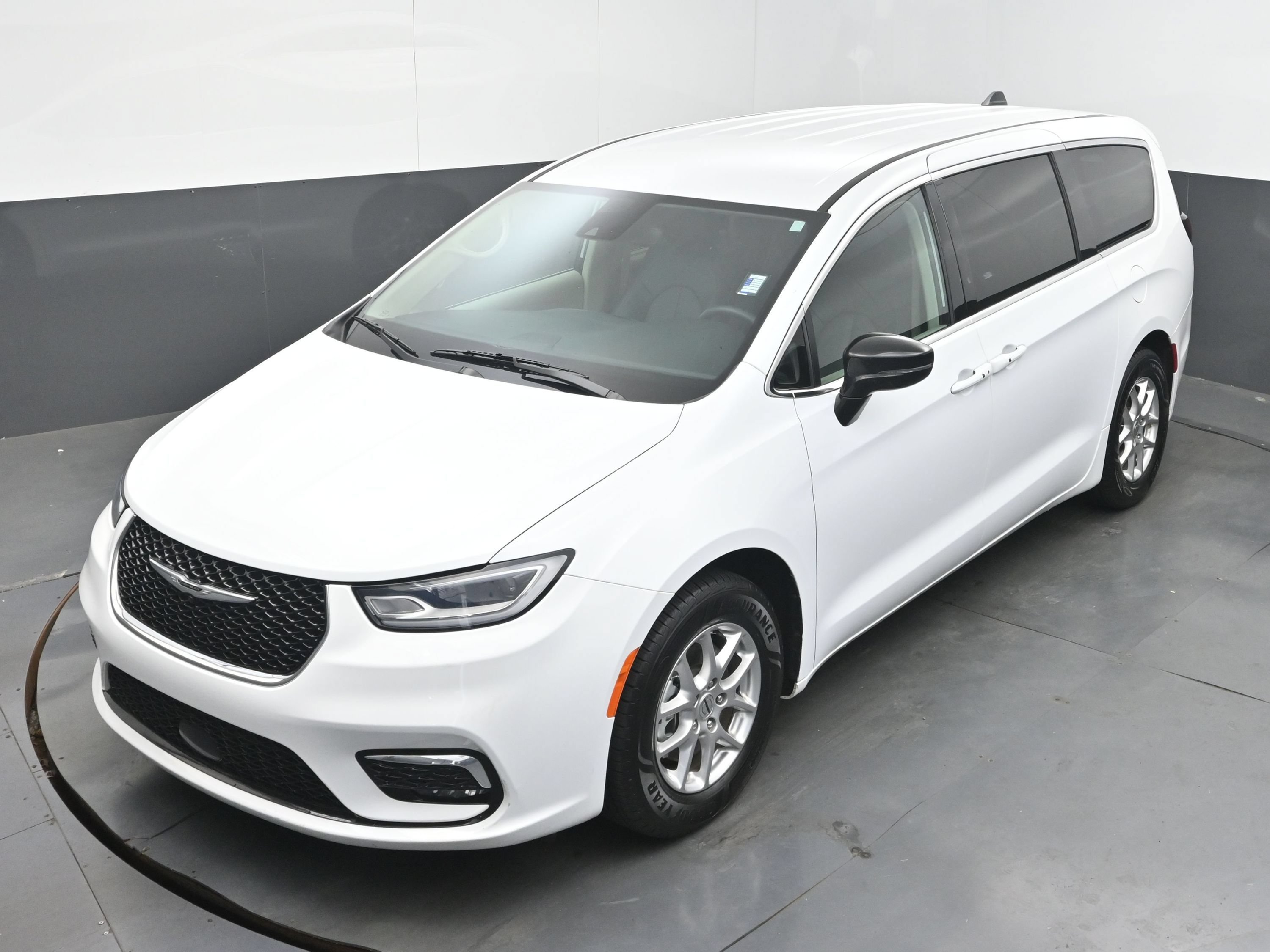 Used 2024 Chrysler Pacifica Touring-L FWD image 36