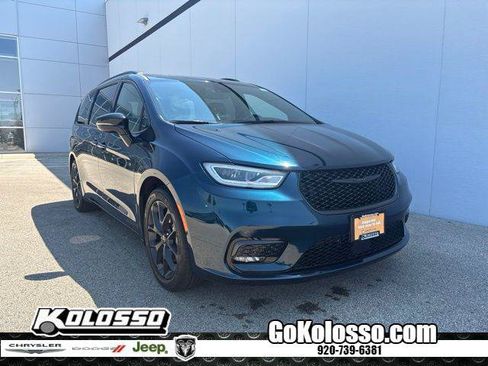 Certified 2025 Chrysler Pacifica Limited FWD image 1