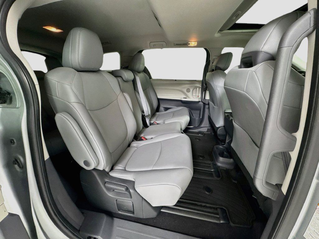 Used 2022 Toyota Sienna XLE FWD image 29