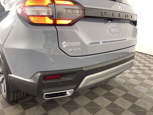 Used 2024 Honda Pilot Touring image 7