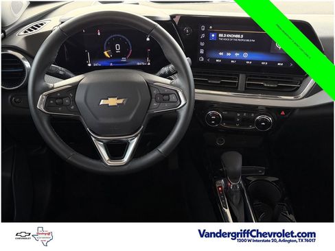 Used 2025 Chevrolet Trax LT w/ LT Convenience Package FWD image 12