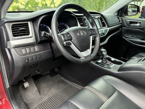 Used 2019 Toyota Highlander SE w/ Nightshade Edition AWD/4WD image 23