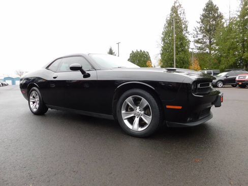 Used 2015 Dodge Challenger SXT image 1