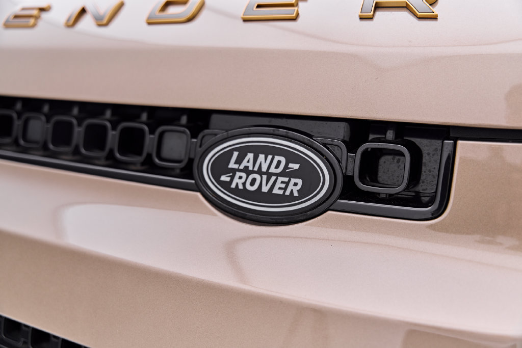 Used 2025 Land Rover Defender 110 AWD/4WD image 19
